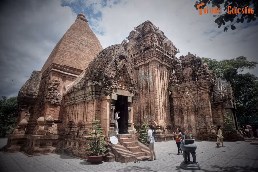 Bà Po Nagar có tổng cộng 97 người chồng, trong đó chỉ một mình Po Yan Amo là người có uy quyền và được tôn trọng hơn hết thảy, được coi như người “chồng cả”.