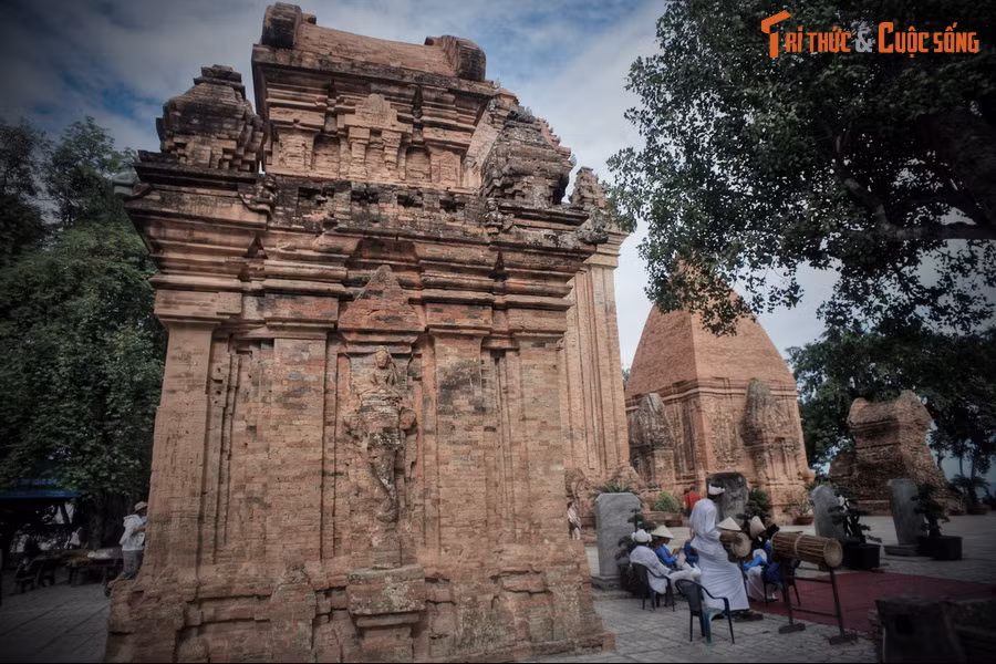 Bà sinh được 38 con gái với những người chồng của mình. Tất cả đều hóa thân thành nữ thần, trong đó có ba người được người Chăm chọn làm thần bảo vệ đất đai và còn thờ phụng cho tới ngày nay.