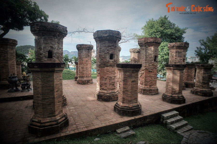 Bà trở thành vị phúc thần được thờ phụng trong vùng dựa trên những thành tích vĩ đại: Dạy dân biết trồng lúa, dệt vải, sản xuất, lo sinh kế, tránh hoạn nạn và các phép tắc nghề nghiệp để nuôi nhau. Bà là thần bảo trợ cho mọi nghề nghiệp, thường hiển linh, cứu nhân độ thế...