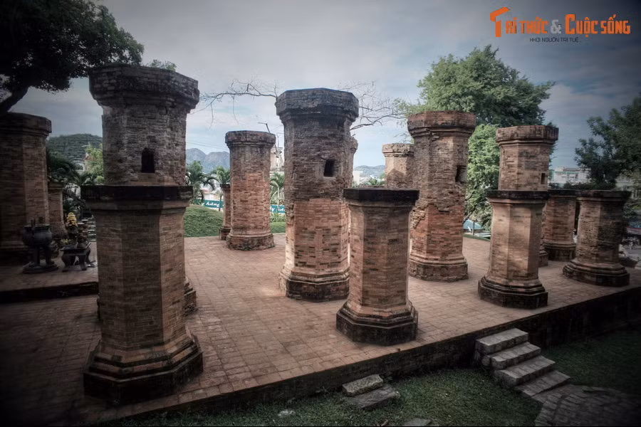 Bà trở thành vị phúc thần được thờ phụng trong vùng dựa trên những thành tích vĩ đại: Dạy dân biết trồng lúa, dệt vải, sản xuất, lo sinh kế, tránh hoạn nạn và các phép tắc nghề nghiệp để nuôi nhau. Bà là thần bảo trợ cho mọi nghề nghiệp, thường hiển linh, cứu nhân độ thế...