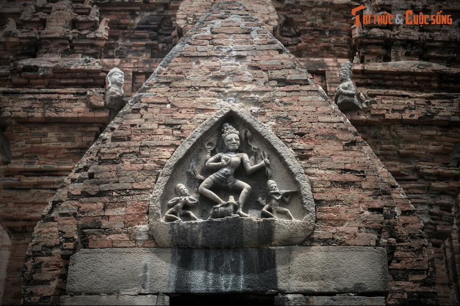 Những bức tượng cổ của người Chăm khắc họa bà Po Nagar không có quần áo, thể hiện tín ngưỡng phồn thực nguyên thủy gắn với vị nữ thần này. Sau khi được người Việt tiếp nhận, bà đã trở thành một vị nữ thần ăn mặc theo kiểu Phật giáo.