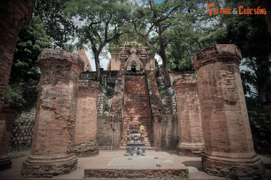 Đó là Po Nagar Dara - vị nữ thần cai quản Kauthara (Nha Trang), Po Rarai Anaih cai quản Panduranga (Phan Rang) và Po Bia Tikuk cai quản Manthit (Phan Thiết).