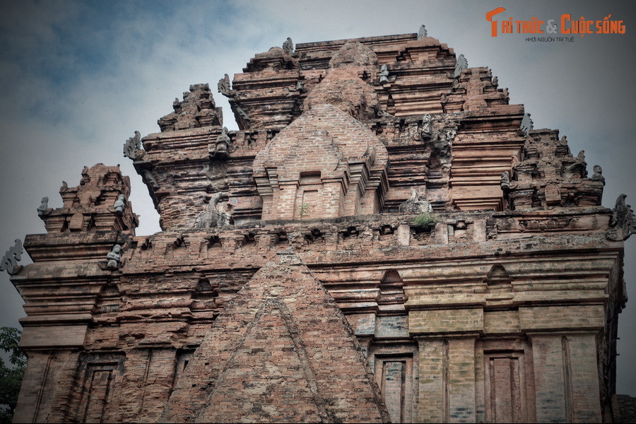 Tuy nhiên, khi du nhập và tồn tại trong cộng đồng của người Chăm, chịu ảnh hưởng “dội ngược” của các tín ngưỡng bản địa nên nữ thần Devi đã trở thành nhân vật huyền thoại mang yếu tố của một anh hùng văn hóa, nữ thần xứ sở của người Chăm.