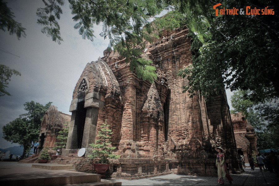 Theo các nhà nghiên cứu văn hóa, hình tượng Po Nagar bắt nguồn từ nữ thần Devi, một trong những nữ thần tối thượng trong thần điện Hindu giáo, là biểu tượng âm tính cho sức mạnh sáng tạo và hủy diệt của vũ trụ,