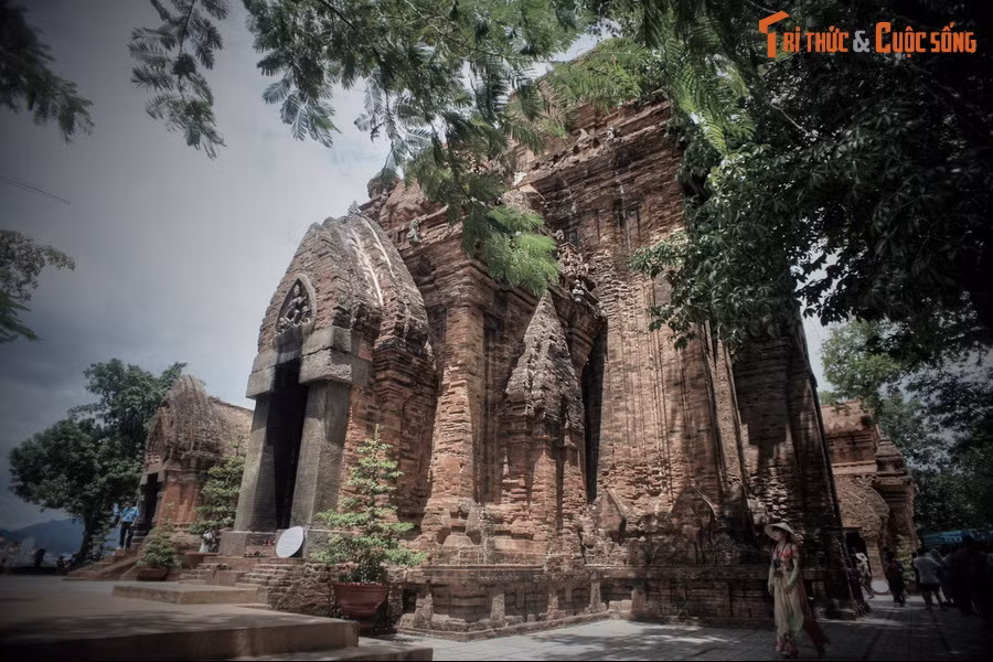 Theo các nhà nghiên cứu văn hóa, hình tượng Po Nagar bắt nguồn từ nữ thần Devi, một trong những nữ thần tối thượng trong thần điện Hindu giáo, là biểu tượng âm tính cho sức mạnh sáng tạo và hủy diệt của vũ trụ,