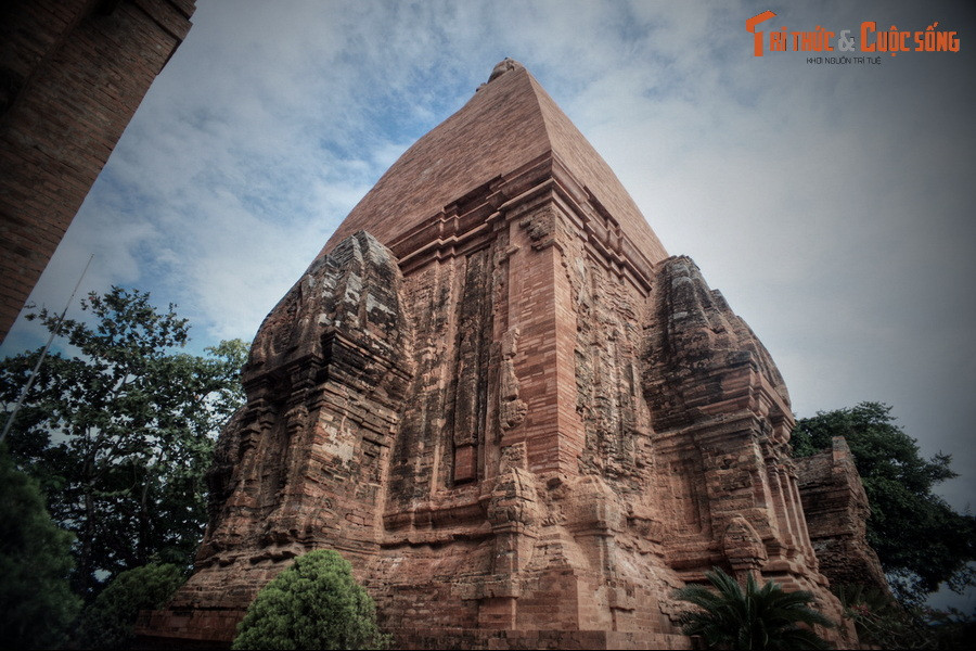 Sau này, từ một vị nữ thần của người Chăm, Po Nagar đã được Việt hóa với tên gọi Thiên Yana nhưng trong đó căn tính Chăm vẫn còn rất rõ nét. Đó là biểu hiện sự tương đồng trong văn hóa Chăm và Việt ở “nguyên lý thờ mẹ”.