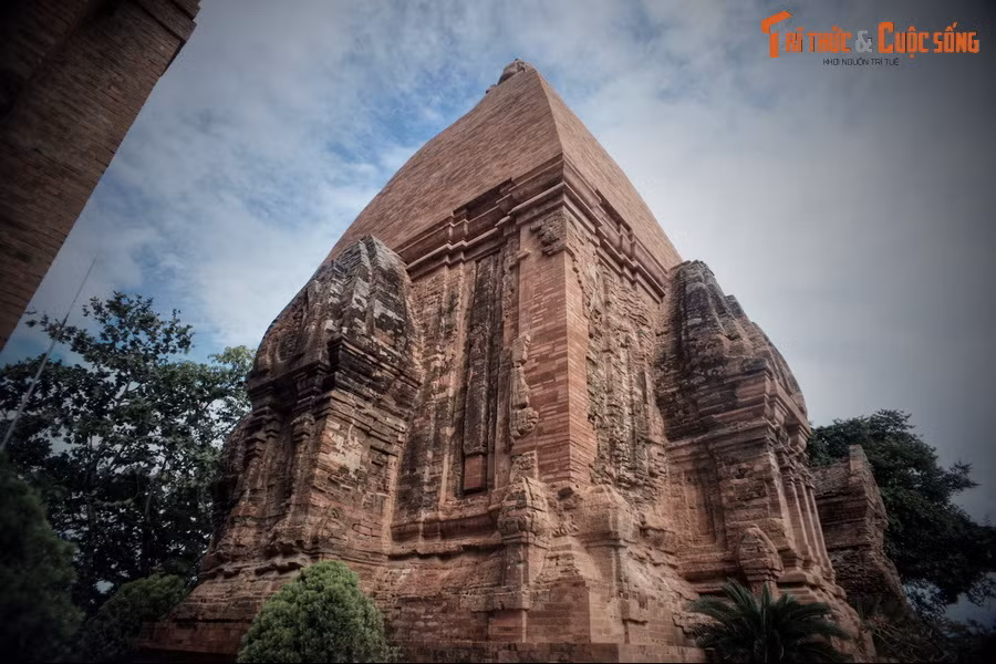 Sau này, từ một vị nữ thần của người Chăm, Po Nagar đã được Việt hóa với tên gọi Thiên Yana nhưng trong đó căn tính Chăm vẫn còn rất rõ nét. Đó là biểu hiện sự tương đồng trong văn hóa Chăm và Việt ở “nguyên lý thờ mẹ”.