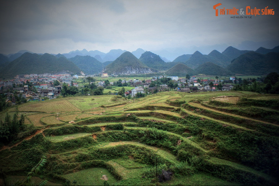 Cũng nhờ dòng sữa của nàng tiên Hoa Đào, vùng đất này có khí hậu vô cùng mát mẻ, hoa quả thơm ngon, rau trái xanh tươi, lúa ngô tươi tốt. Nhớ ơn nàng, người dân địa phương gọi đây là núi Cô Tiên.