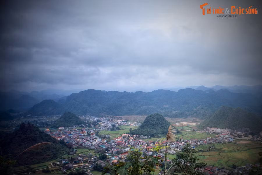 Truyện kể rằng xưa kia, ở vùng đất này có một chàng trai người H’Mông tuấn tú, có tài thổi đàn môi. Tiếng đàn môi tuyệt vời của chàng đã níu giữ trái tim của một nàng tiên trên thượng giới tên là Hoa Đào.