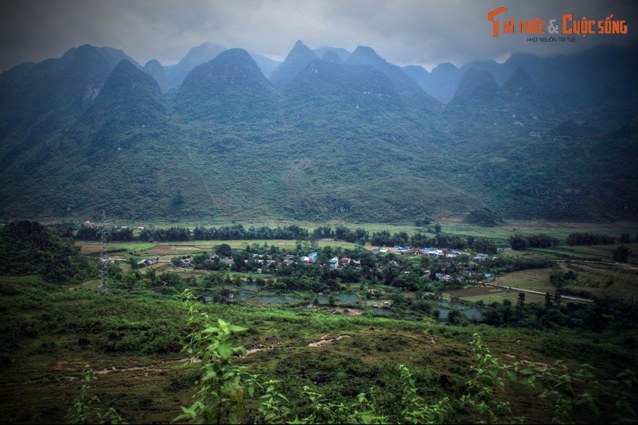 Phải lòng chàng nên Hoa Đào tìm cách ở lại vùng đất có cảnh quan hữu tình này. Họ nên vợ nên chồng, sống một cuộc sống bình dị và sinh được một bé trai kháu khỉnh.