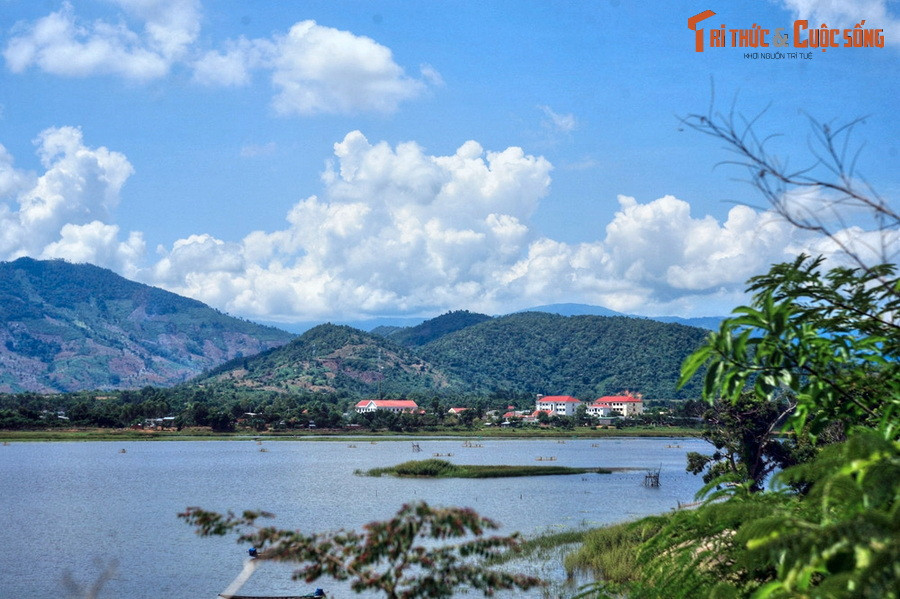 Hồ nằm ở độ cao 500m so với mực nước biển, có diện tích rộng trên 5 km², được thông với sông Krông Ana. Đây là hồ nước ngọt tự nhiên lớn thứ hai Việt Nam sau Hồ Ba Bể. Không chỉ rộng lớn, hồ Lắk còn là hồ tự nhiên có độ sâu lớn nhất Việt Nam.