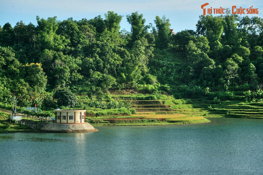 Hồ nước tự nhiên này gắn với truyền thuyết được lưu truyền hàng trăm năm qua của người dân tộc Gia Rai. Theo đó, hồ hình thành từ một thảm họa khủng khiếp do Giàng (Ông Trời) giáng xuống, khiến cho cả một buôn làng sầm uất bị nhấn chìm dưới biển nước.