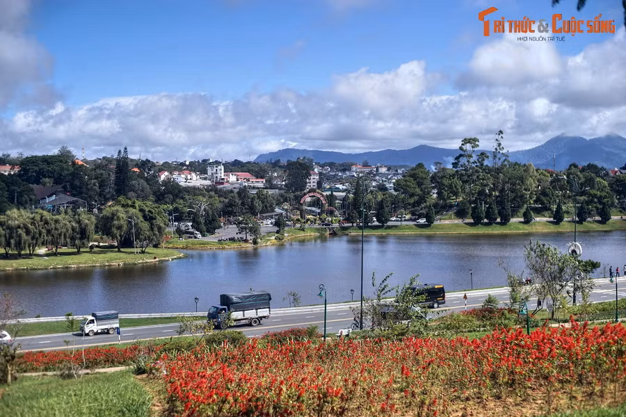 Hồ có chu vi chừng 5 km, rộng 25 ha, có hình trăng lưỡi liềm kéo dài hơn 2 km đi qua nhiều địa danh du lịch của thành phố Đà Lạt như Vườn hoa thành phố, Công viên Yersin, Đồi Cù, Quảng trường Lâm Viên...