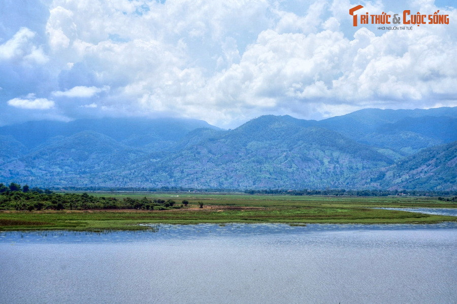 1. Nằm bên thị trấn Liên Sơn, thuộc huyện Lắk, tỉnh Đắk Lắk, hồ Lắk là một trong những thắng cảnh nổi tiếng bậc nhất của Tây Nguyên.