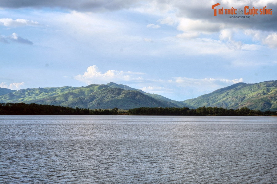 2. Nằm ở Tây Bắc thành phố Pleiku, hồ T’Nưng còn được gọi là Biển Hồ, là một điểm đến hấp dẫn của tỉnh Gia Lai cũng như toàn khu vực Tây Nguyên.