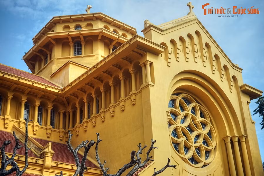 7. Nhà thờ Cửa Bắc (quận Ba Đình) là một trong những nhà thờ cổ đẹp nhất Hà Nội. Nhà thờ được xây dựng từ năm 1925-1930, mang kiến trúc Roman kết hợp phong cách Á - Âu, về tổng thể tạo nên đặc trưng của phong cách kiến trúc Đông Dương nổi tiếng.