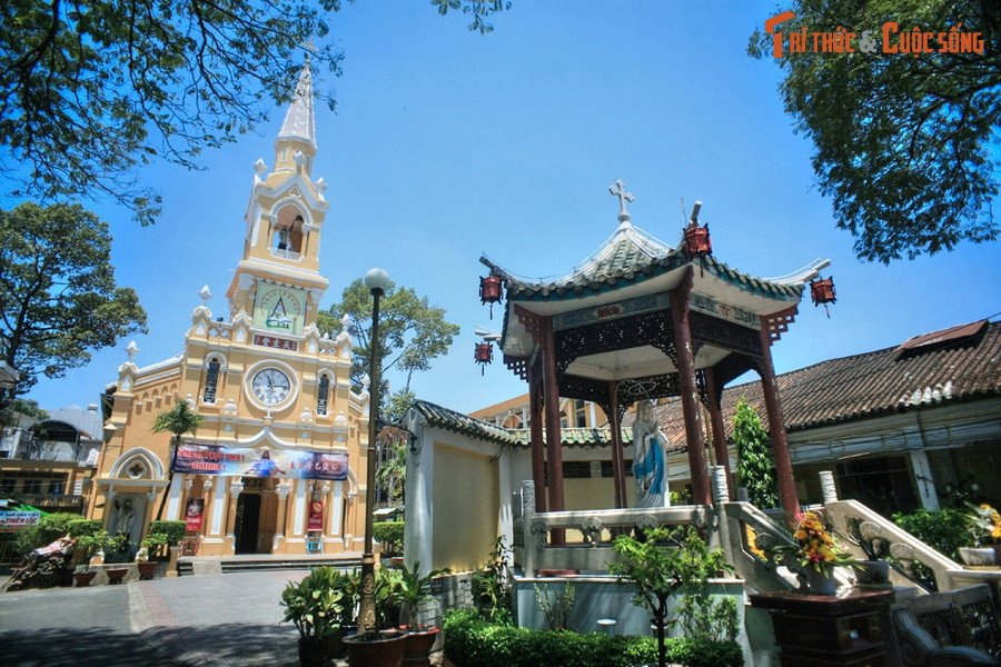 8. Nhà thờ Cha Tam Tọa (quận 5, TP HCM) được xây dựng từ năm 1900 – 1902. Đây là một nhà thờ cổ có kiến trúc thú vị với phong cách cổ điển châu Âu kết hợp những yếu tố văn hóa đặc trưng của người Hoa ở vùng Chợ Lớn xưa.