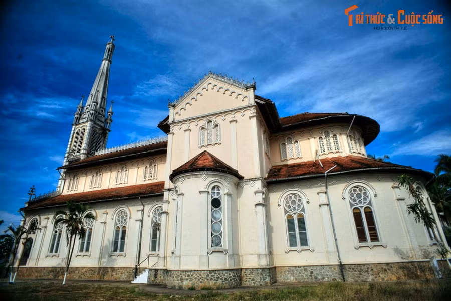 9. Nhà thờ Cái Bè (huyện Cái Bè, tỉnh Tiền Giang) được coi là nhà thờ Công giáo đẹp nhất miền Tây. Công trình được xây dựng vào khoảng những năm 1930, theo kiểu kiến trúc Roman. Mặt ngoài nhà thờ có các họa tiết trang trí cầu kỳ hiếm nhà thờ nào khác sánh bằng.