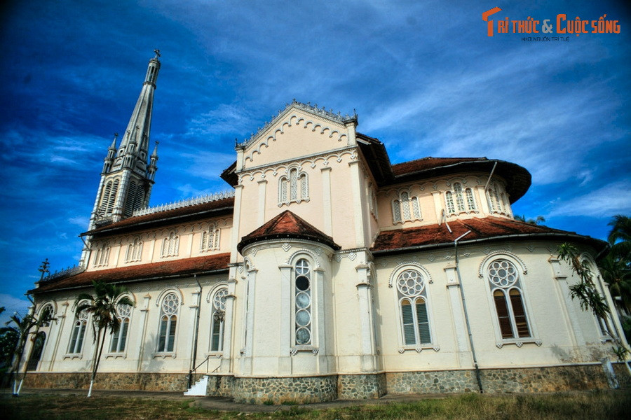 9. Nhà thờ Cái Bè (huyện Cái Bè, tỉnh Tiền Giang) được coi là nhà thờ Công giáo đẹp nhất miền Tây. Công trình được xây dựng vào khoảng những năm 1930, theo kiểu kiến trúc Roman. Mặt ngoài nhà thờ có các họa tiết trang trí cầu kỳ hiếm nhà thờ nào khác sánh bằng.