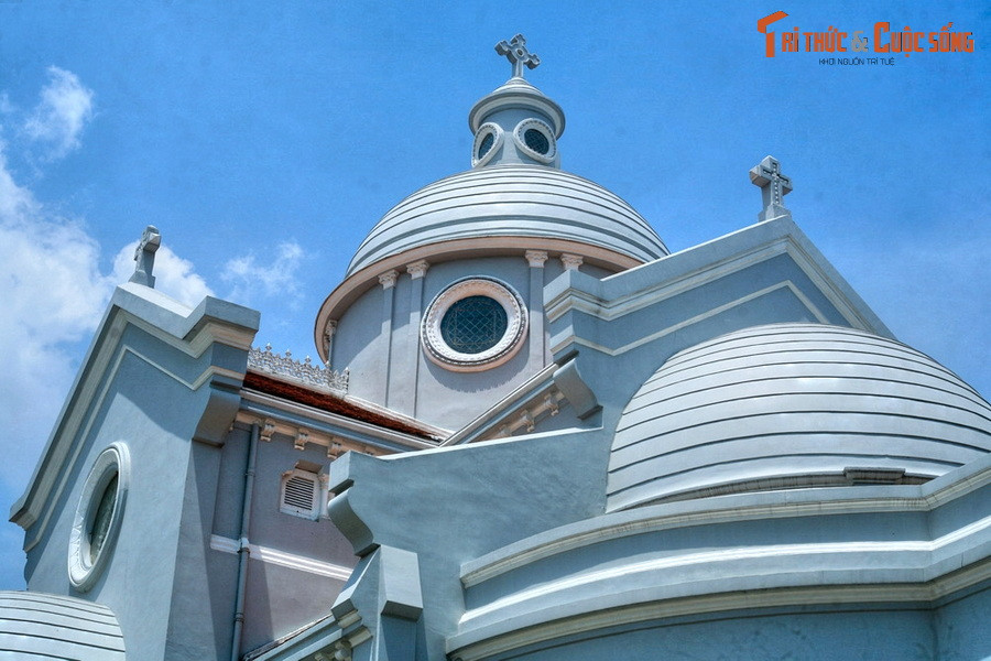 5. Nhà thờ Hạnh Thông Tây (quận Gò Vấp, TP HCM), do ông Lê Phát An – con trai ông Huyện Sỹ, người giàu nhất Sài Gòn xưa – xây dựng từ năm 1921-1924. Việc lựa chọn phong cách Byzantine khiến nhà thờ này có kiến trúc khác lạ so với các nhà thờ cổ khác ở Việt Nam.