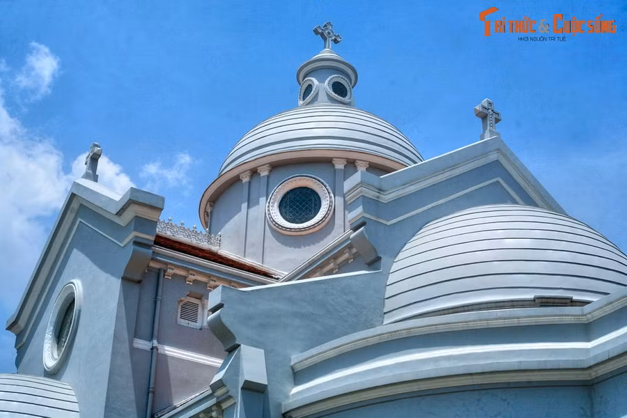 5. Nhà thờ Hạnh Thông Tây (quận Gò Vấp, TP HCM), do ông Lê Phát An – con trai ông Huyện Sỹ, người giàu nhất Sài Gòn xưa – xây dựng từ năm 1921-1924. Việc lựa chọn phong cách Byzantine khiến nhà thờ này có kiến trúc khác lạ so với các nhà thờ cổ khác ở Việt Nam.