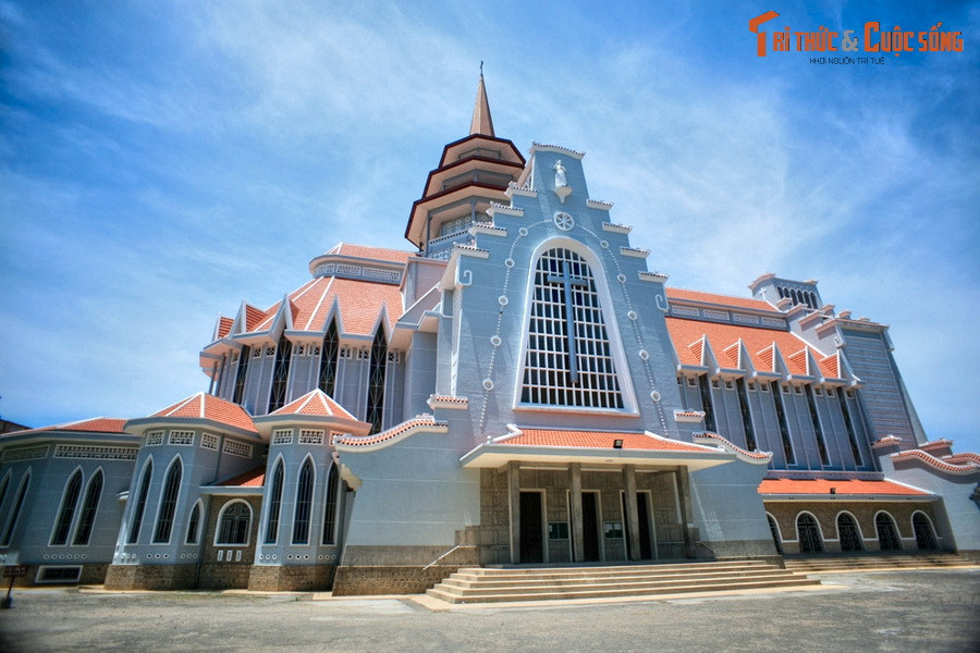 3. Nhà thờ Dòng Chúa Cứu Thế (phường Phú Nhuận, thành phố Huế) là nhà thờ nổi tiếng bậc nhất Cố đô Huế. Công trình được xây dựng từ năm 1959-1962 theo thiết kế của kiến trúc sư Nguyễn Mỹ Lộc, mang lối kiến trúc mới lạ, chưa gặp ở bất cứ nhà thờ nào khác tại Việt Nam.