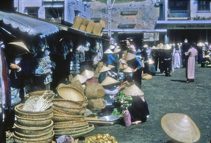 Cảnh buôn bán bên ngoài chợ Đà Lạt.