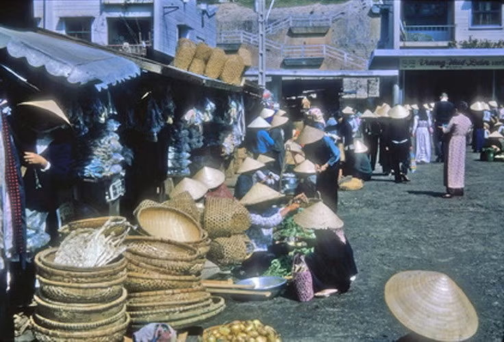 Cảnh buôn bán bên ngoài chợ Đà Lạt.