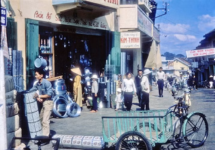 Khung cảnh sầm uất ở khu Hòa Bình.