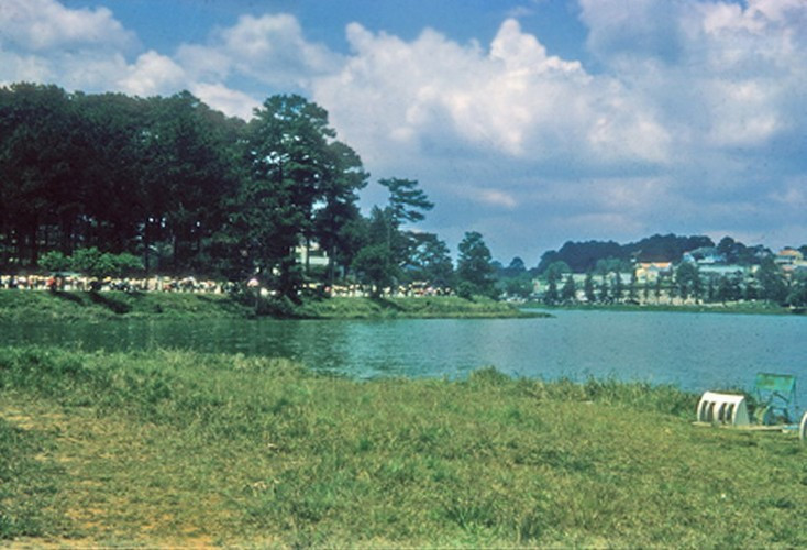 Bờ hồ Xuân Hương.