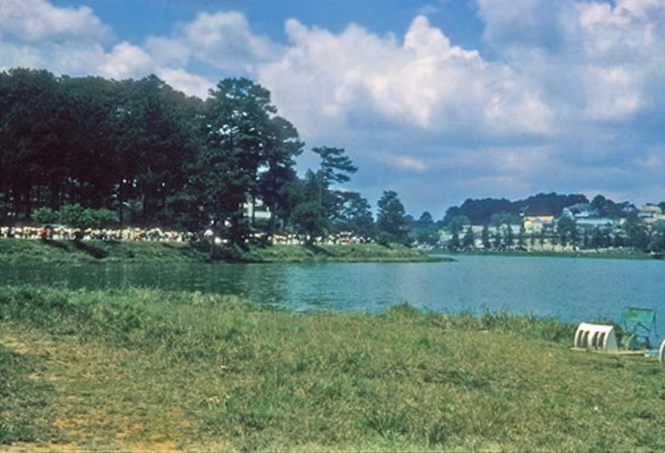 Bờ hồ Xuân Hương.