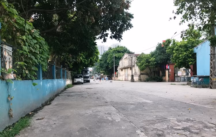 Lô đất này thay đổi từ “Xây dựng dự án Khu tổng hợp 122 Vĩnh Tuy” thành “tiếp tục quản lý, sử dụng như hiện trạng, sau khi cổ phần hóa sẽ báo cáo việc sử dụng đất theo yêu cầu sản xuất kinh doanh, chiến lược phát triển, tái cấu trúc Vicem theo quy hoạch của TP Hà Nội”, được Bộ Xây dựng đồng ý về chủ trương song Bộ Tài chính chưa có ý kiến.