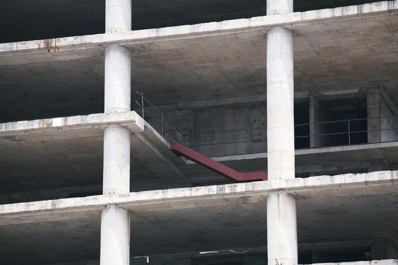 Nhiều hạng mục của công trình đang dần xuống cấp do bị bỏ hoang quá lâu.