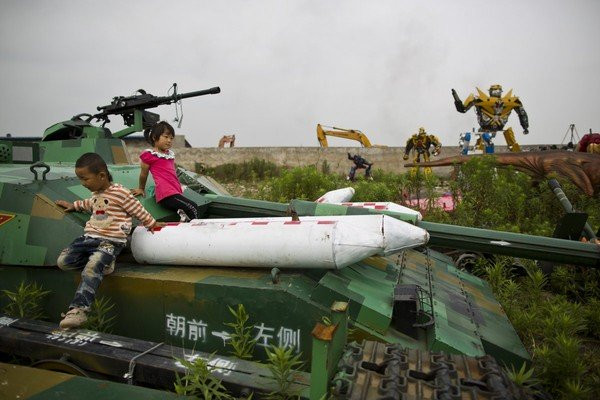 Li Lei, một công dân Thượng Hải, đã dựng lên rất nhiều mẫu robot trong Transformers để bán hoặc cho thuê.