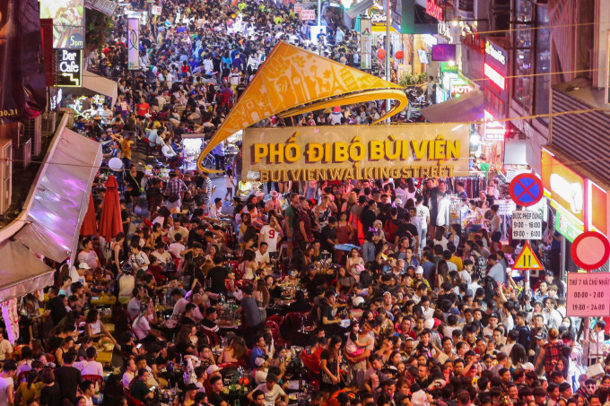 COVID-19: TP HCM cam tu tap 30 nguoi, dong cua vu truong... tu 0h ngay 31/7