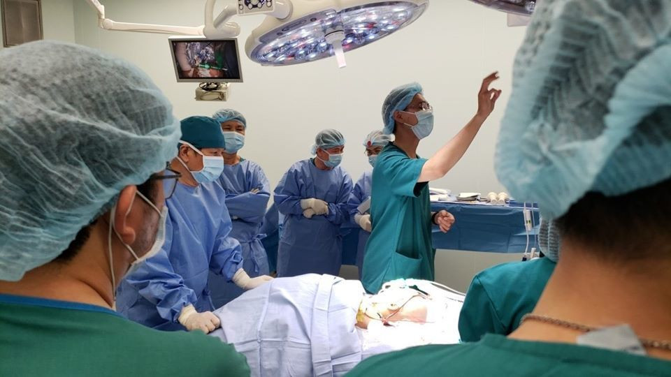 Me hai be song Nhi ke lai dem truoc hom hai con vao phong mo tach-Hinh-3