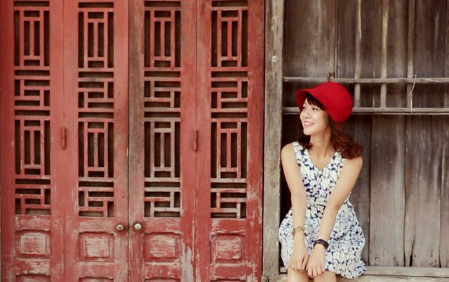 hu Hương cũng chia sẻ thêm rằng cô bắt đầu thấy mắt mình mờ đi từ năm ngoái nhưng do công việc bận rộn nên chỉ cho rằng mắt bị mỏi. Cho đến vài tháng gần đây thị lực của nữ MC mới thật sự yếu hơn nhưng do tình hình dịch Covid-19 nên cô bị từ chối khám. Đến khi hết giãn cách xã hội, Thu Hương đi khám thì bác sĩ khuyên mổ nếu không sẽ bị mù.