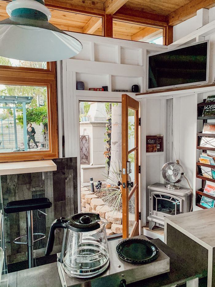 Quán được sơn chủ yếu màu trắng và màu gỗ tự nhiên.