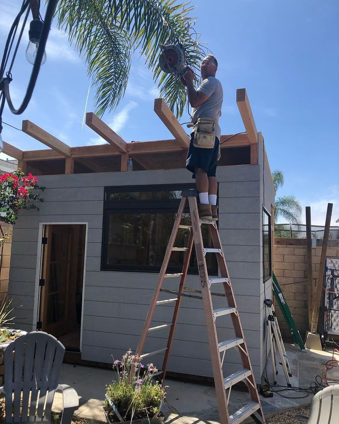 Ed cũng tự mình sơn sửa, mua sắm nội thất và trang trí cho quán.