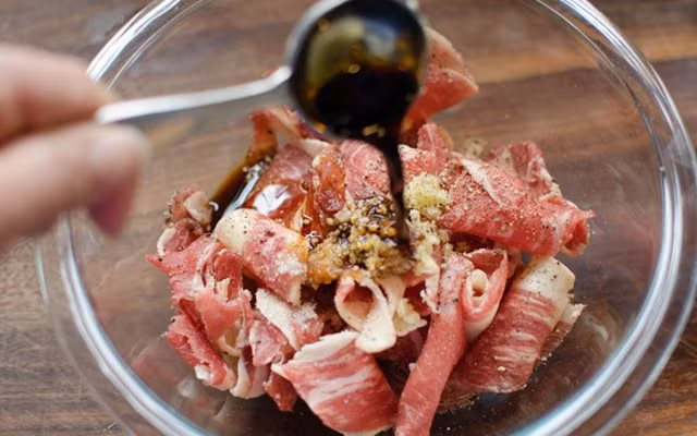 Đầu bếp 5 sao chỉ cách ướp thịt bò mềm tan trong miệng Dau bep 5 sao chi cach uop thit bo mem tan trong mieng