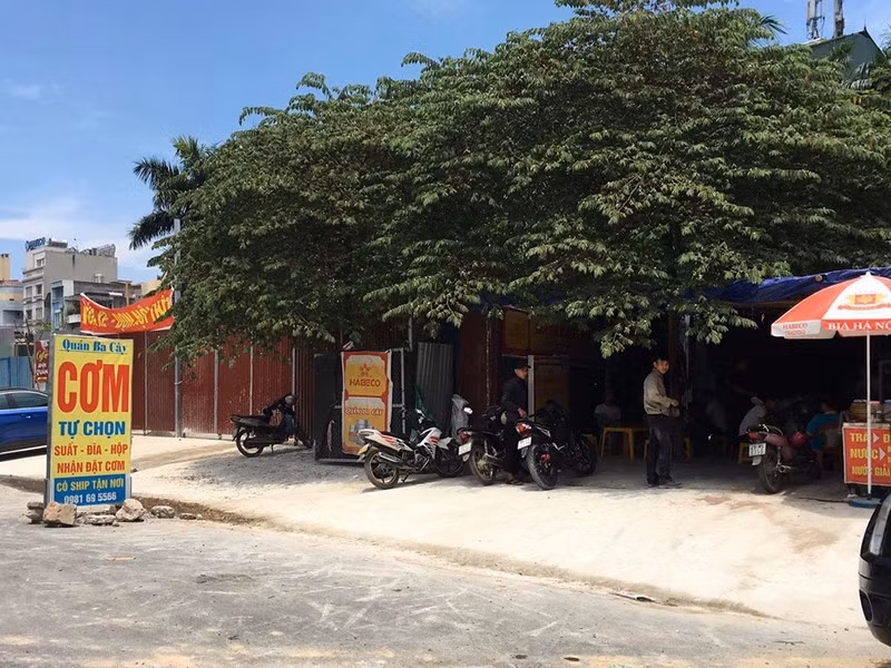 Loat cong trinh vi pham TTXD duong Nguyen Van Huyen keo dai: Kien nghi quan Tay Ho vao cuoc-Hinh-2