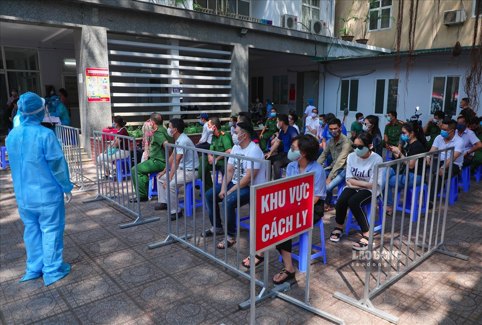 Bat dau test COVID-19 cho nhung nguoi di tu Da Nang ve Ha Noi
