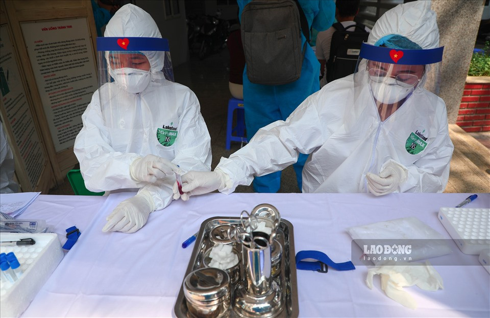 Những người có kết quả âm tính sẽ trở về nhà và tiếp tục cách ly 14 ngày. Các trường hợp có kết quả dương tính sẽ được lấy mẫu ngoáy họng ngay lập tức để gửi lên CDC lấy kết quả. Nếu kết quả dương tính lập tức sẽ chuyển công dân về nơi cách ly tập trung.