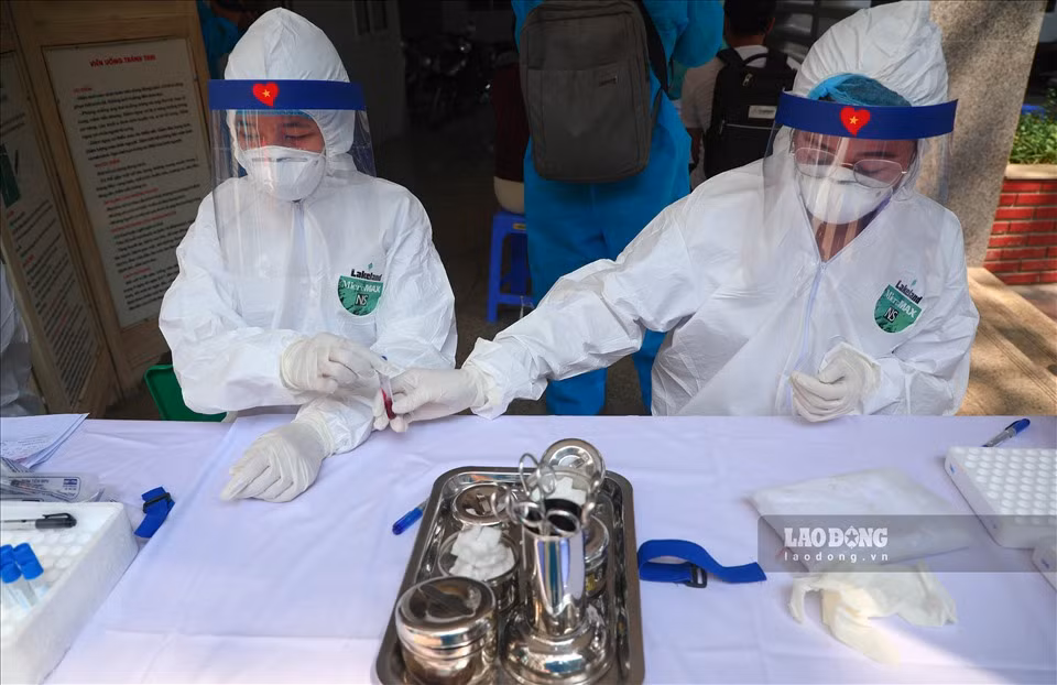 Những người có kết quả âm tính sẽ trở về nhà và tiếp tục cách ly 14 ngày. Các trường hợp có kết quả dương tính sẽ được lấy mẫu ngoáy họng ngay lập tức để gửi lên CDC lấy kết quả. Nếu kết quả dương tính lập tức sẽ chuyển công dân về nơi cách ly tập trung.