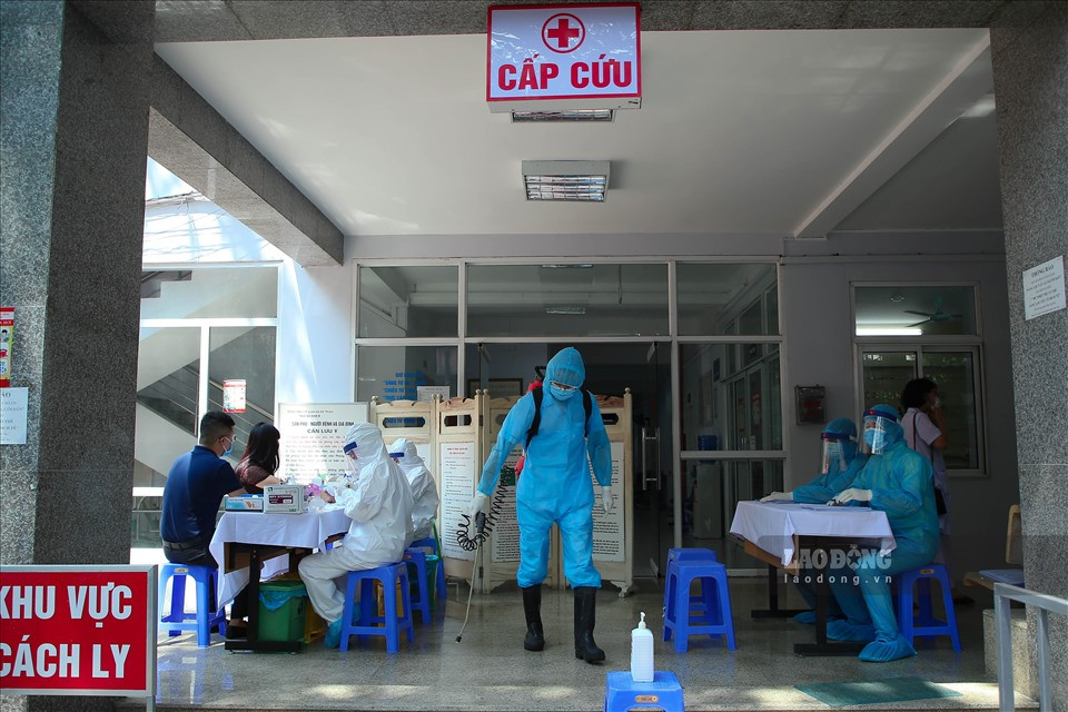 Chia sẻ với Lao Động , bà Trần Thị Phương Anh (Trưởng khoa KSD,B, bác sĩ CKI) cho biết: "Chúng tôi đã lên phương án phối hợp với các phường để tiến hành lấy mẫu nhanh các trường hợp. Số lượng lớn nên chúng tôi dự kiến làm trong vài ngày. Trước hết, các trường hợp mới trở về địa bàn và có triệu chứng bất thường về sức khoẻ như ho, sốt sẽ đươc ưu tiên làm trước. Những trường hợp khác sẽ lần lượt được kiểm tra sau. Lực lượng cảnh sát khu vực phối hợp cùng tổ dân phố tiếp tục điều tra, xác minh để bổ sung".