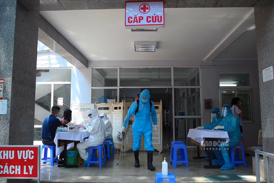 Chia sẻ với Lao Động , bà Trần Thị Phương Anh (Trưởng khoa KSD,B, bác sĩ CKI) cho biết: "Chúng tôi đã lên phương án phối hợp với các phường để tiến hành lấy mẫu nhanh các trường hợp. Số lượng lớn nên chúng tôi dự kiến làm trong vài ngày. Trước hết, các trường hợp mới trở về địa bàn và có triệu chứng bất thường về sức khoẻ như ho, sốt sẽ đươc ưu tiên làm trước. Những trường hợp khác sẽ lần lượt được kiểm tra sau. Lực lượng cảnh sát khu vực phối hợp cùng tổ dân phố tiếp tục điều tra, xác minh để bổ sung".