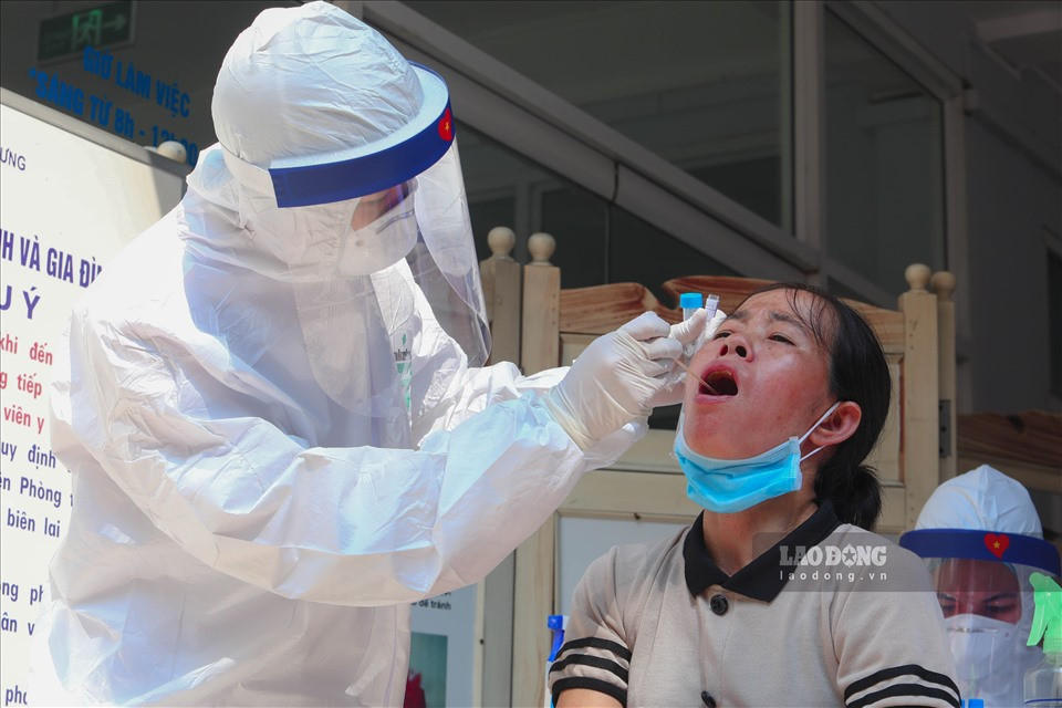 Đối với các trường hợp có kết quả dương tính sẽ được lấy mẫu ngoáy họng ngay lập tức để gửi lên CDC lấy kết quả. Nếu kết quả dương tính lập tức sẽ chuyển công dân về nơi cách ly tập trung.