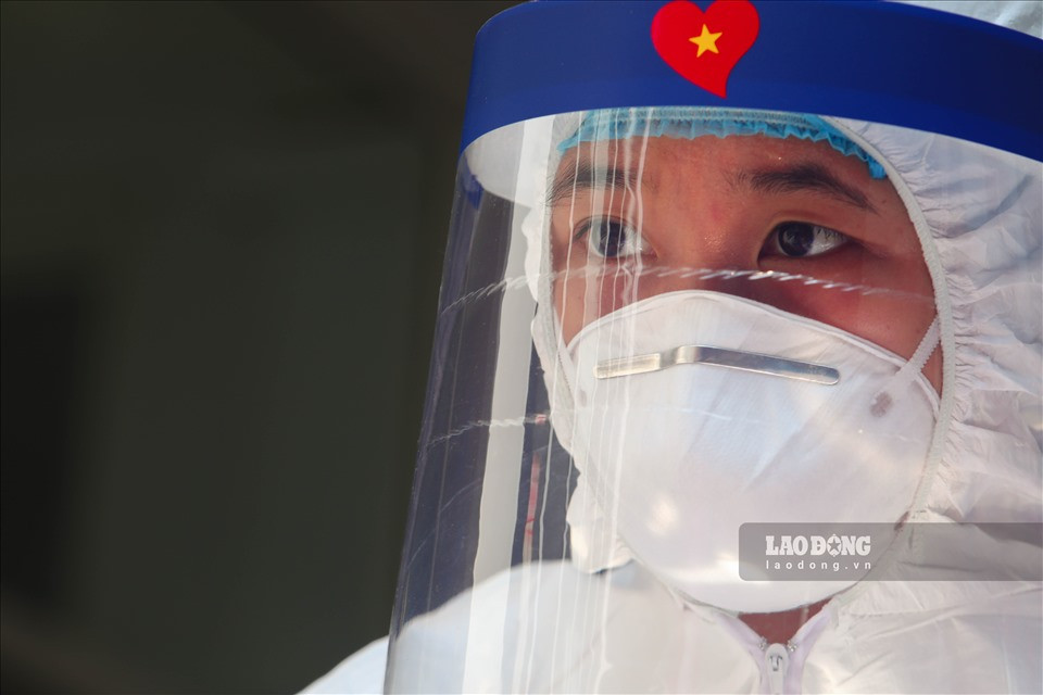 Lực lượng nhân viên y tế được trang bị đồ bảo hộ để phòng chống dịch bệnh.