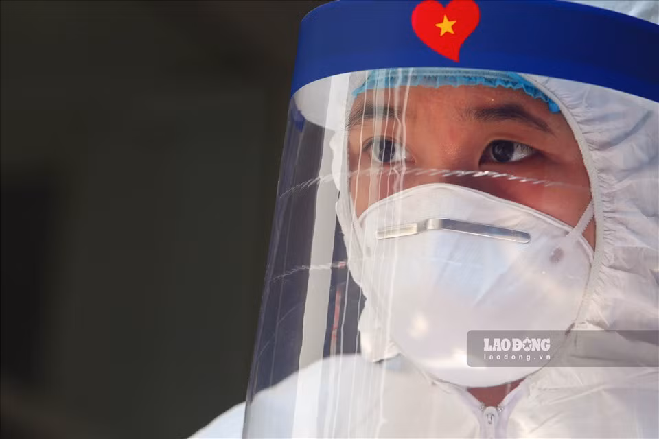 Lực lượng nhân viên y tế được trang bị đồ bảo hộ để phòng chống dịch bệnh.