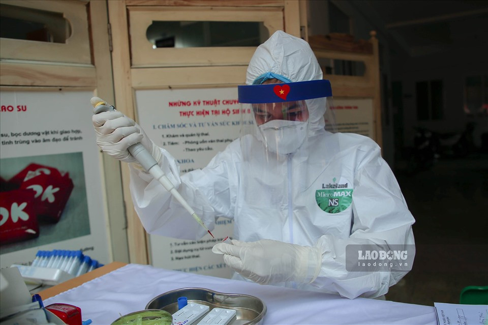 Tất cả nhân viên y tế đều rất tập trung trong từng công đoạn.